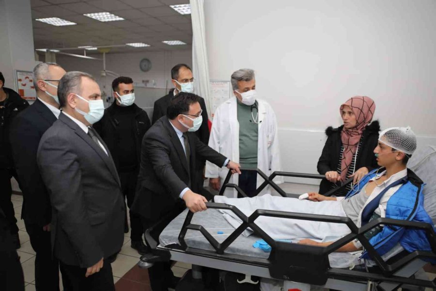 Vali Çiçek’ten Otobüs Kazasında Yaralanan Vatandaşlara Ziyaret