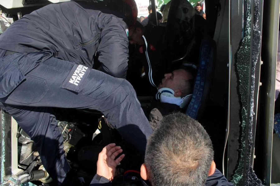 Kayseri’de Halk Otobüsleri Çarpıştı, Can Pazarı Yaşandı: 29 Yaralı