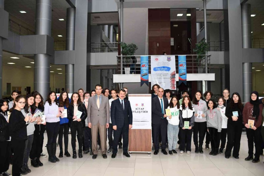 Öğrenciler Kitaplarını Hükümlülere Bağışladı