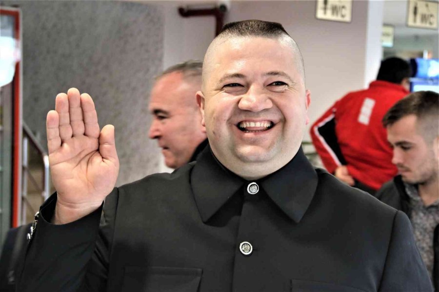 Kim Jong-un’a Benzerliği İle Ün Saldı, Dünyanın Dört Bir Tarafından Teklif Yağıyor