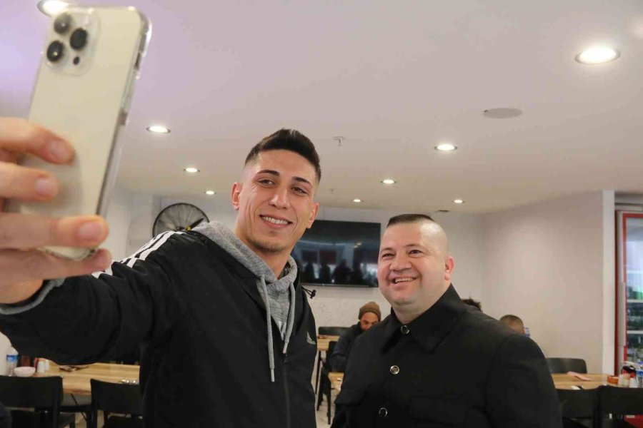 Kim Jong-un’a Benzerliği İle Ün Saldı, Dünyanın Dört Bir Tarafından Teklif Yağıyor