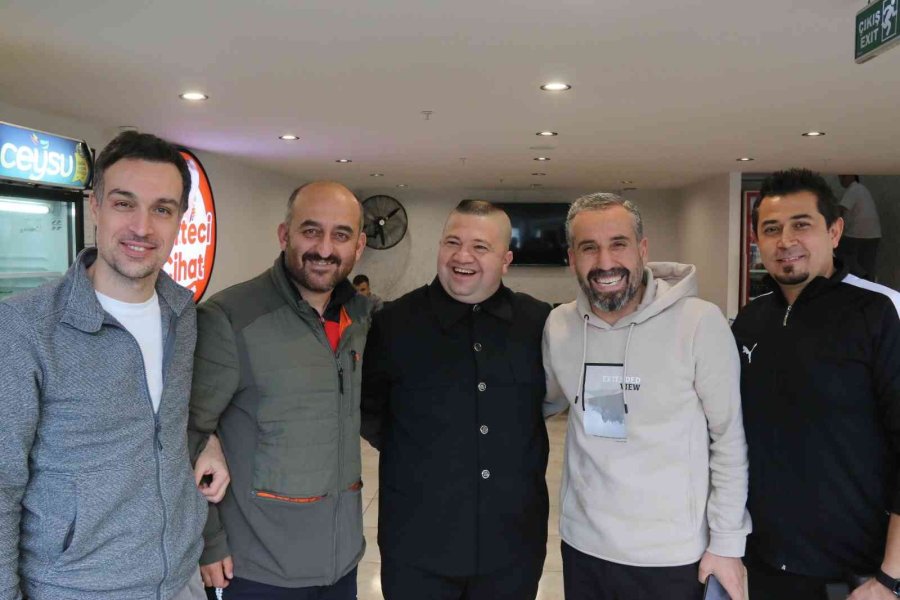 Kim Jong-un’a Benzerliği İle Ün Saldı, Dünyanın Dört Bir Tarafından Teklif Yağıyor