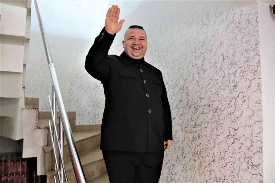 Kim Jong-un’a Benzerliği İle Ün Saldı, Dünyanın Dört Bir Tarafından Teklif Yağıyor