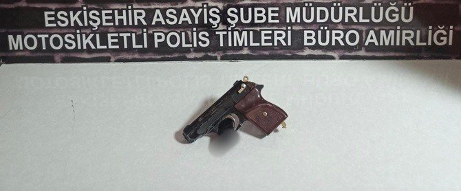 Polis 3 Silahı Ele Geçirip 4 Şahsı Yakaladı