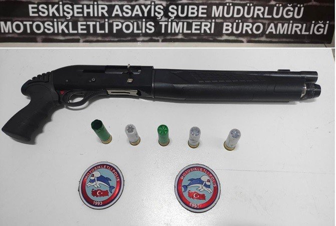 Polis 3 Silahı Ele Geçirip 4 Şahsı Yakaladı