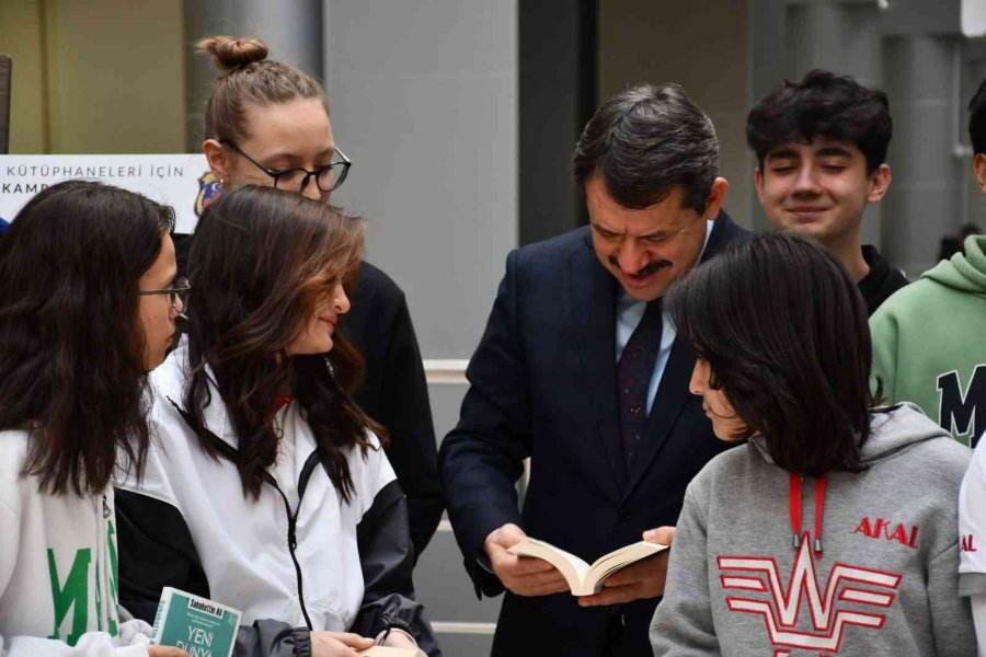 Öğrenciler Kitaplarını Hükümlülere Bağışladı