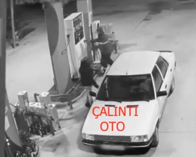 Pişkinliğin Böylesi: Çaldıkları Araca Yakıt Aldılar, Parasını Ödemeden Kaçtılar