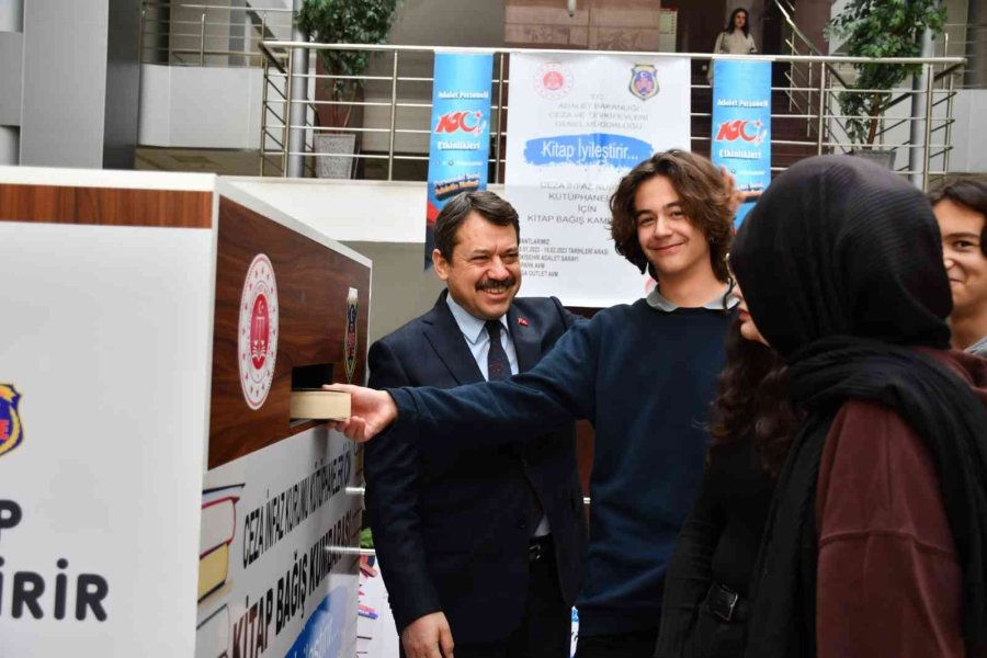 Öğrenciler Kitaplarını Hükümlülere Bağışladı