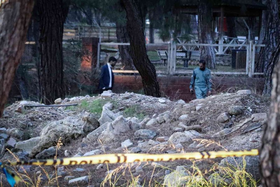 Ormanlık Alanda Bulunan Cesedin Kafası Ve Kolları ‘hassas Burunla’ Aranıyor