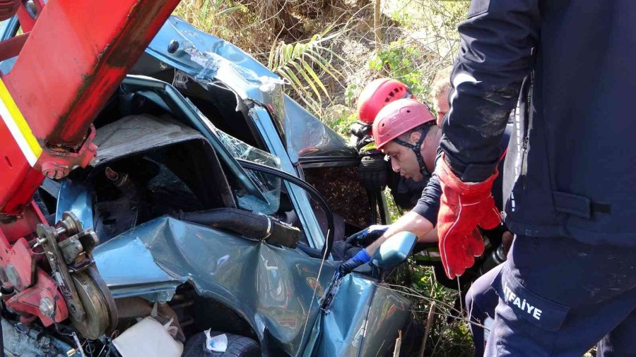 Antalya’da Köprü Demirine Çarpan Otomobilde Can Pazarı