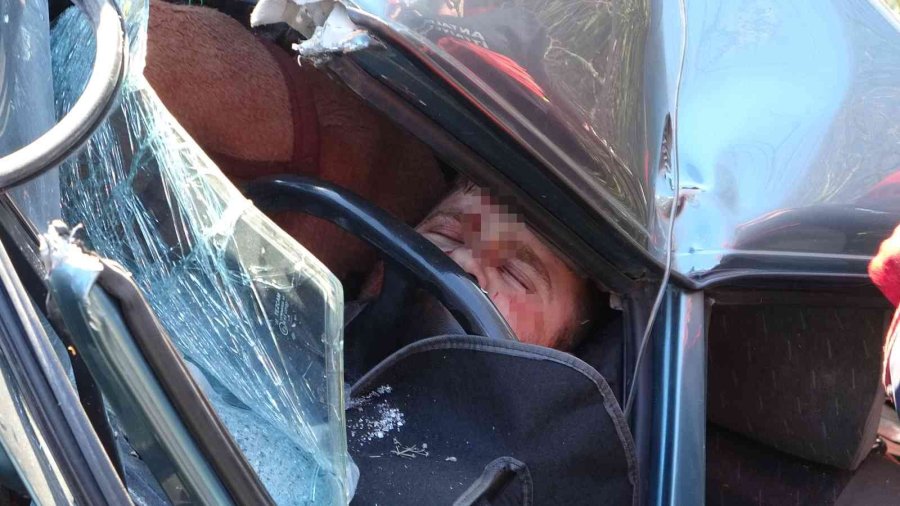 Antalya’da Köprü Demirine Çarpan Otomobilde Can Pazarı