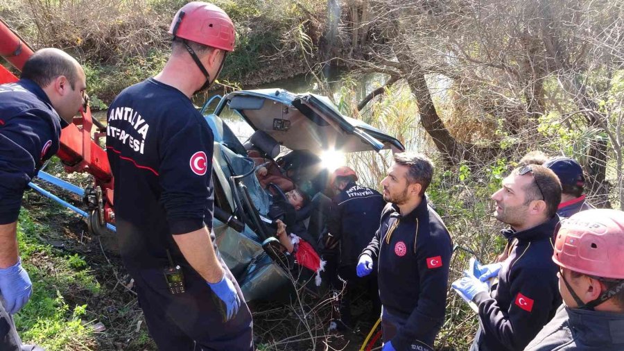 Antalya’da Köprü Demirine Çarpan Otomobilde Can Pazarı