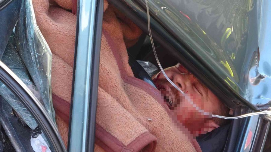 Antalya’da Köprü Demirine Çarpan Otomobilde Can Pazarı