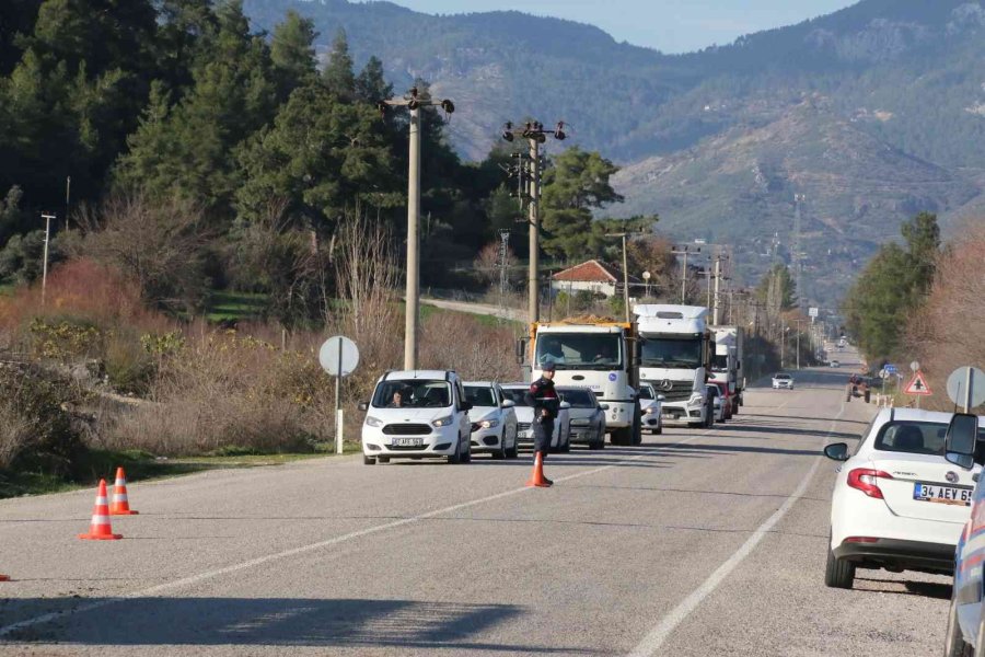 Antalya’da Köprü Demirine Çarpan Otomobilde Can Pazarı