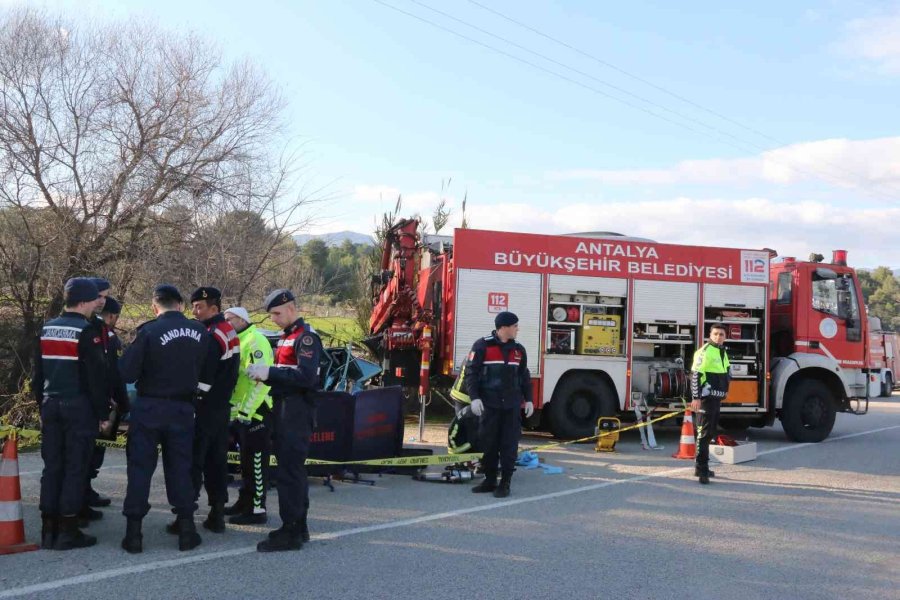 Antalya’da Köprü Demirine Çarpan Otomobilde Can Pazarı