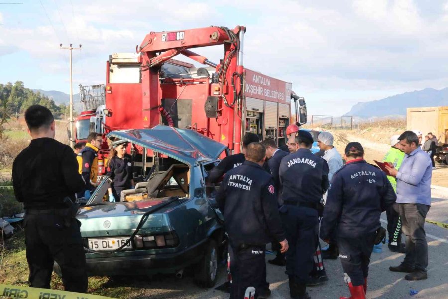 Antalya’da Köprü Demirine Çarpan Otomobilde Can Pazarı