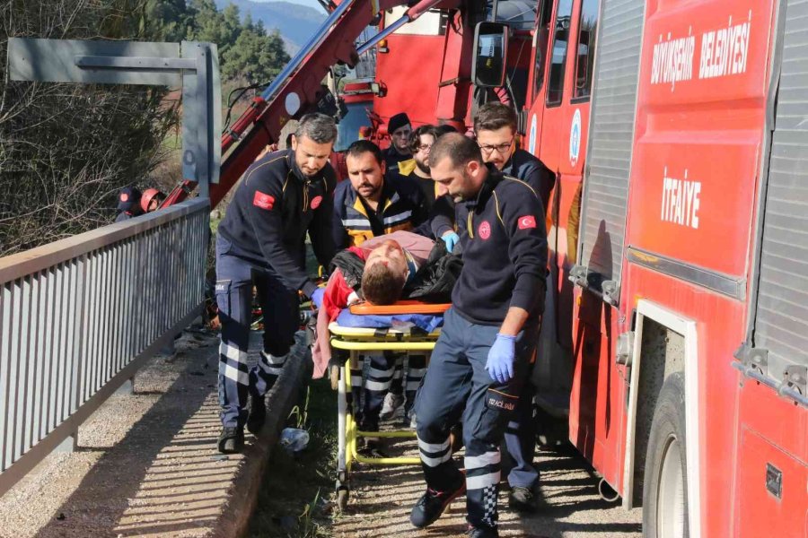 Antalya’da Köprü Demirine Çarpan Otomobilde Can Pazarı