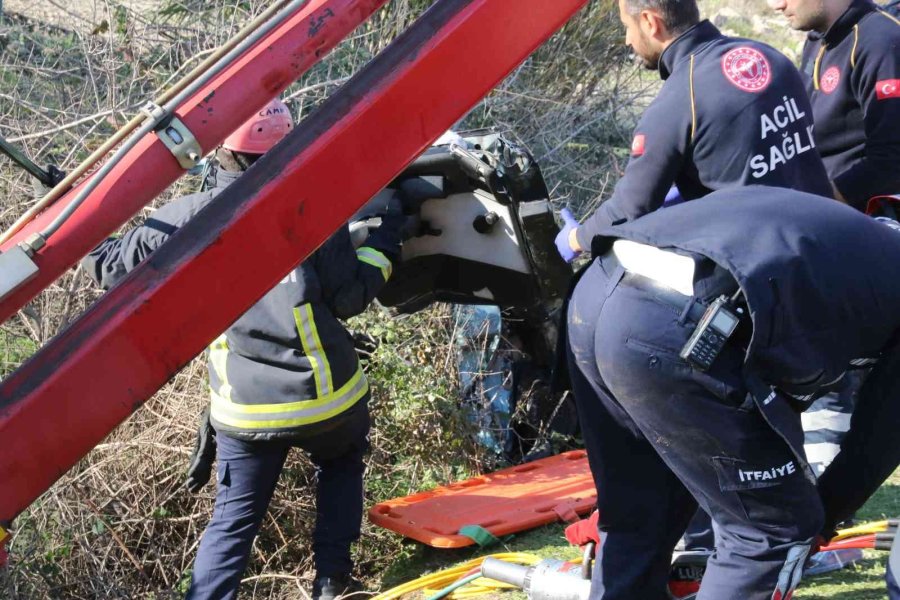 Antalya’da Köprü Demirine Çarpan Otomobilde Can Pazarı