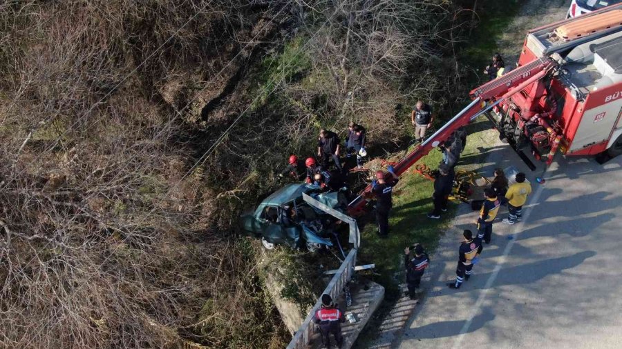 Antalya’da Köprü Demirine Çarpan Otomobilde Can Pazarı