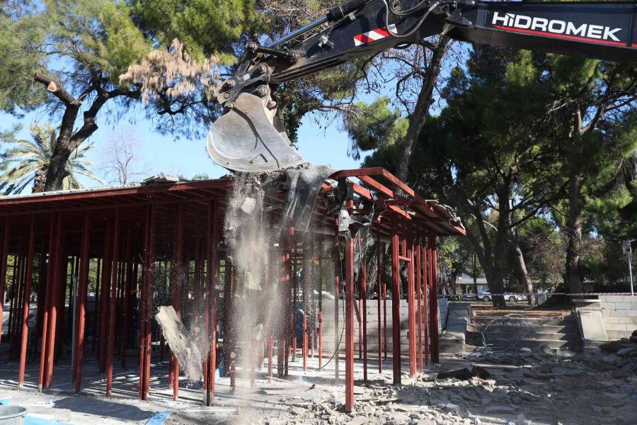 Karaalioğlu Parkı İçerisindeki İzinsiz Yapılar Yıkılıyor