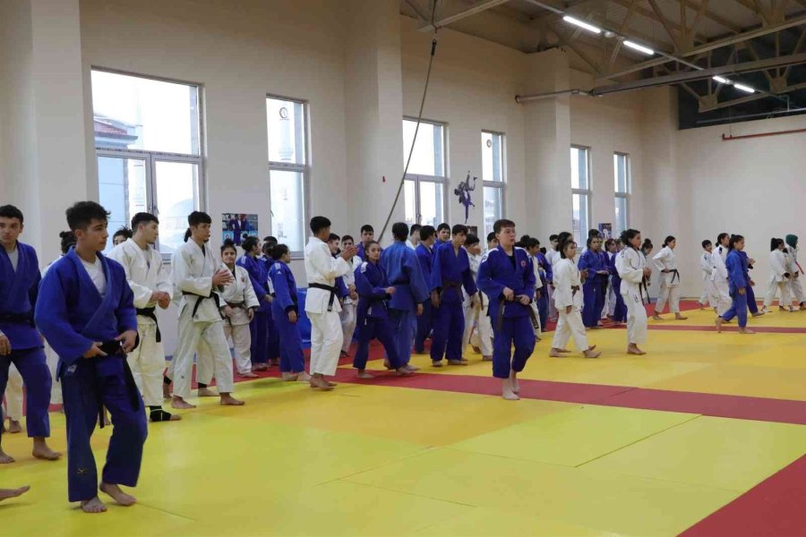 Karaman’da 250 Sporcu Judo Ortak Çalışma Kampında Buluştu