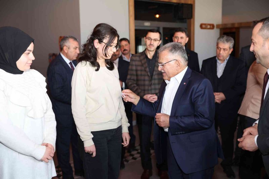 Başkan Büyükkılıç, Develi’de Başarılı Öğrencileri Ödüllendirdi