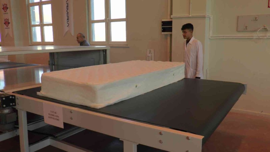 Öğrencilerin Ürettiği Yataklar Kendi Markaları İle Banttan Çıkacak
