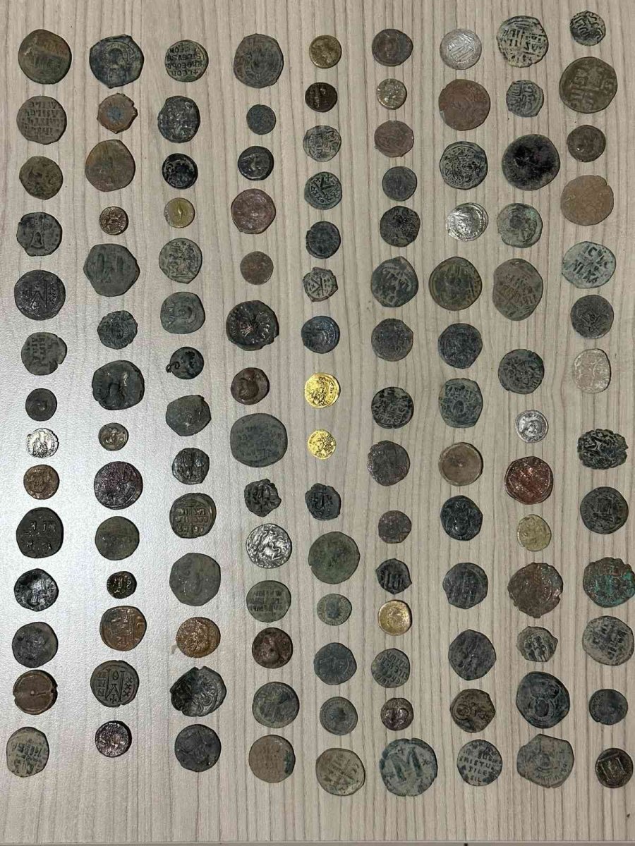 Konya’da Polisin Durdurduğu Araçtan Bin 460 Adet Sikke Çıktı