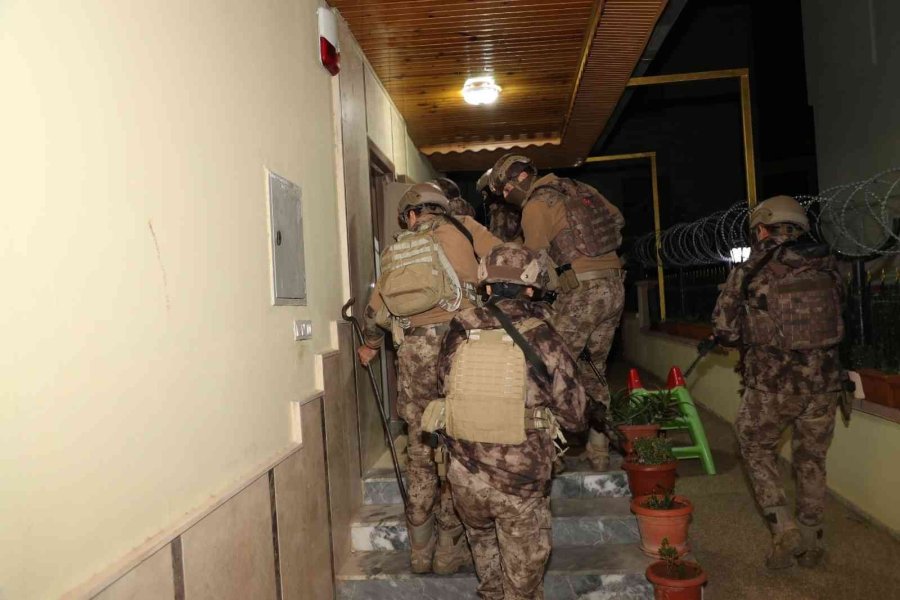 Mersin Tarsus’ta Dolandırıcılık Operasyonu: 24 Gözaltı