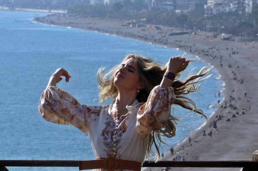 Türkiye Soğuk Hava Dalgasına Hazırlanırken, Antalya’dan Kıskandıran Görüntüler