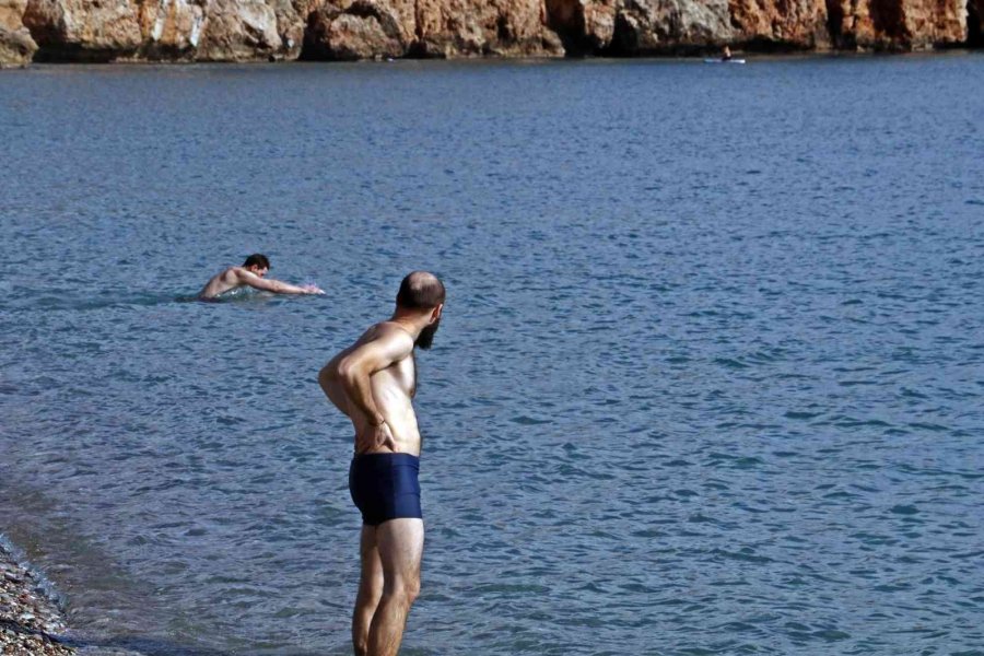 Türkiye Soğuk Hava Dalgasına Hazırlanırken, Antalya’dan Kıskandıran Görüntüler