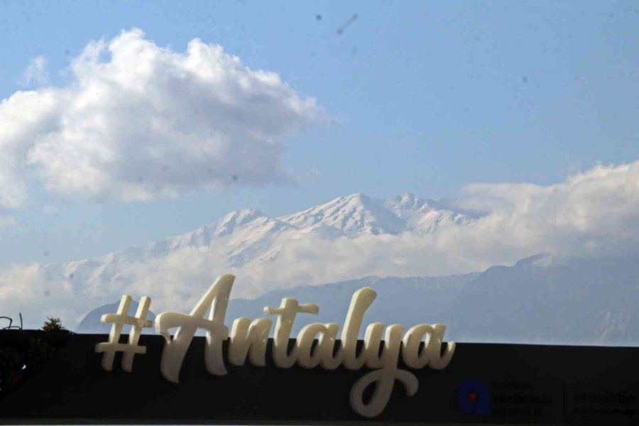 Türkiye Soğuk Hava Dalgasına Hazırlanırken, Antalya’dan Kıskandıran Görüntüler