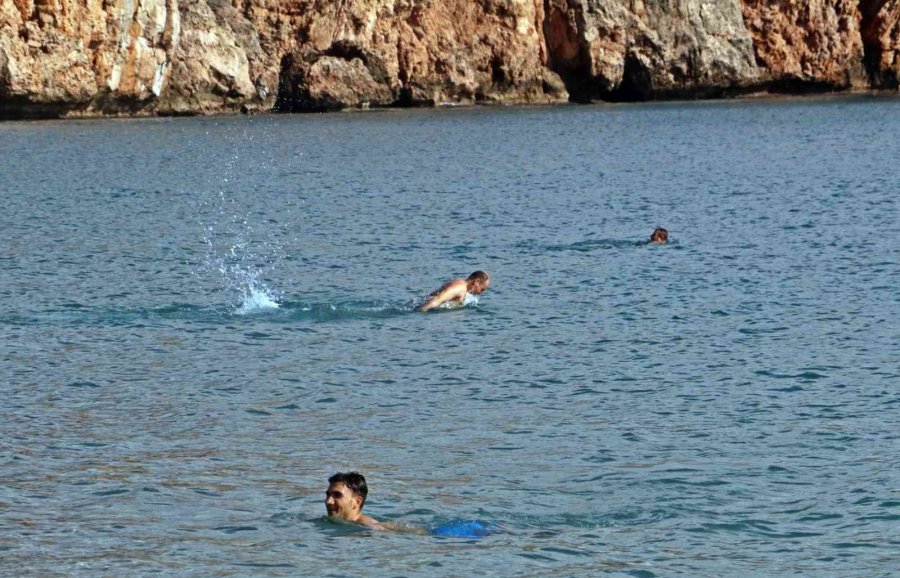Türkiye Soğuk Hava Dalgasına Hazırlanırken, Antalya’dan Kıskandıran Görüntüler