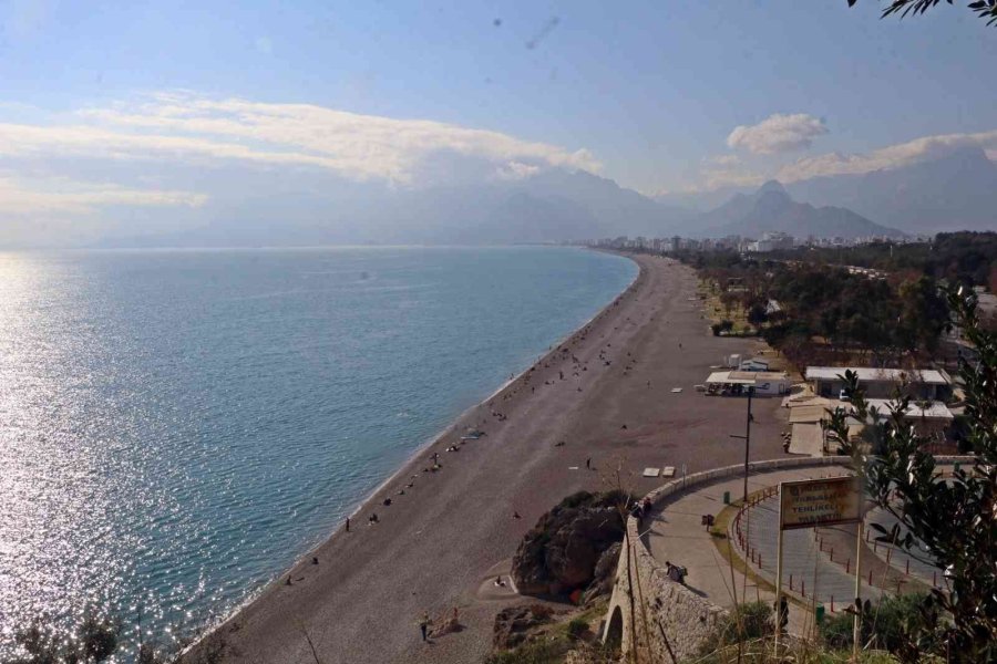 Türkiye Soğuk Hava Dalgasına Hazırlanırken, Antalya’dan Kıskandıran Görüntüler