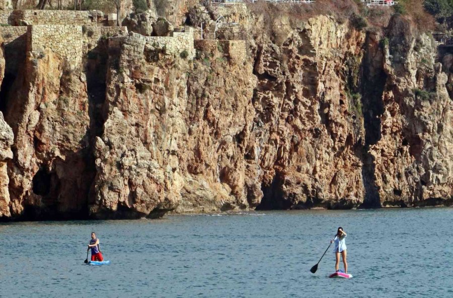 Türkiye Soğuk Hava Dalgasına Hazırlanırken, Antalya’dan Kıskandıran Görüntüler