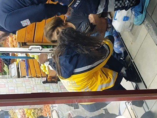 Oğlu Tarafından Bıçaklanan Kadın Yaralı Halde Markete Sığındı