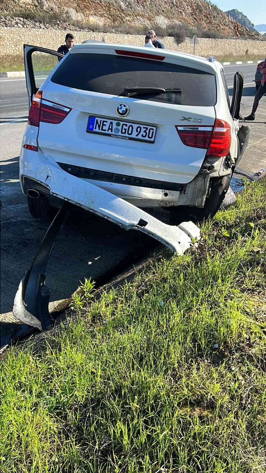 Bordür Taşına Çarpıp Kanala Giren Otomobilin Sürücüsü Yaralandı