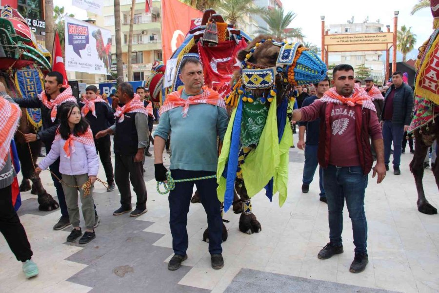 Sel Mağdurları Deve Güreşleri İle Moral Bulmaya Çalışıyor