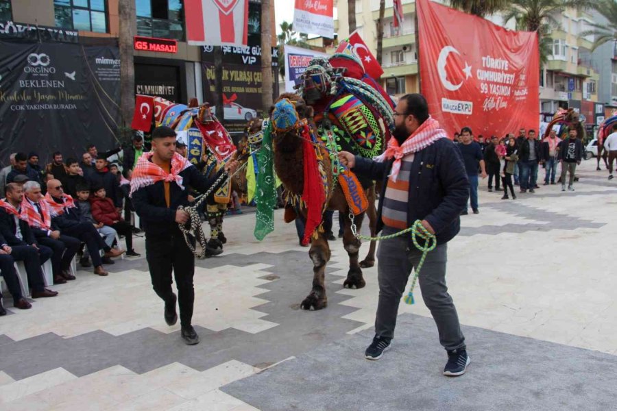 Sel Mağdurları Deve Güreşleri İle Moral Bulmaya Çalışıyor