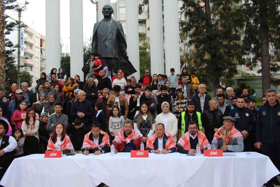 Sel Mağdurları Deve Güreşleri İle Moral Bulmaya Çalışıyor