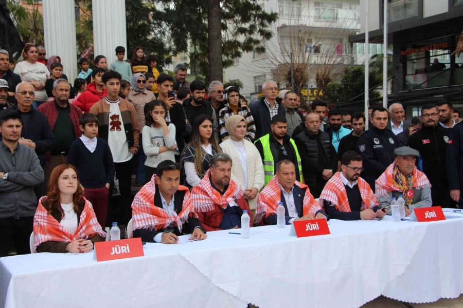 Sel Mağdurları Deve Güreşleri İle Moral Bulmaya Çalışıyor