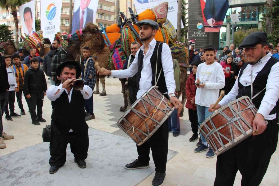 Sel Mağdurları Deve Güreşleri İle Moral Bulmaya Çalışıyor