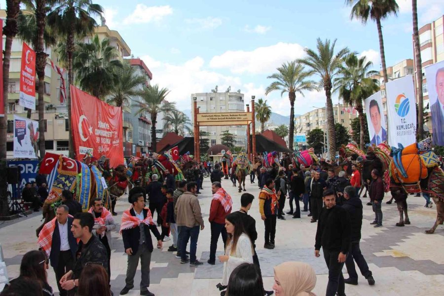 Sel Mağdurları Deve Güreşleri İle Moral Bulmaya Çalışıyor