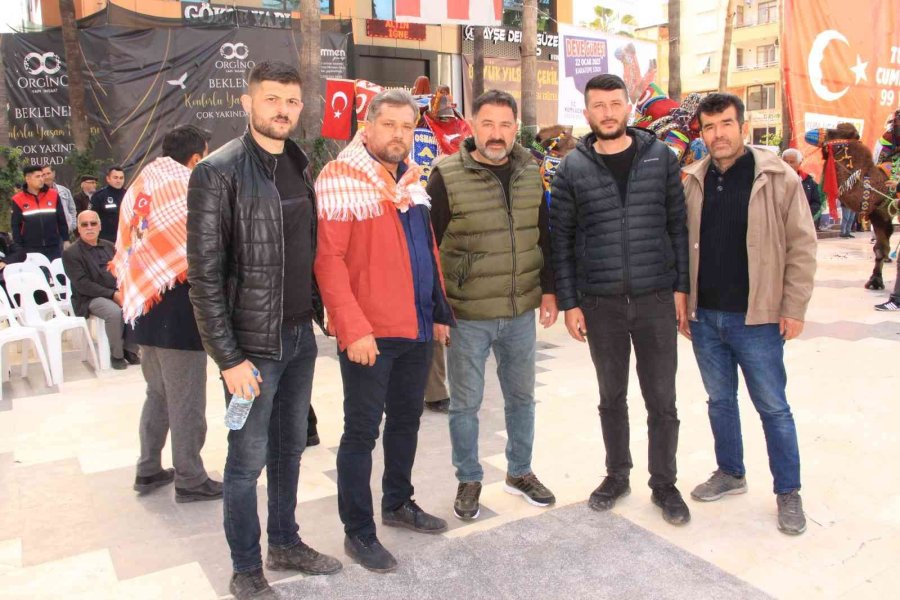 Sel Mağdurları Deve Güreşleri İle Moral Bulmaya Çalışıyor