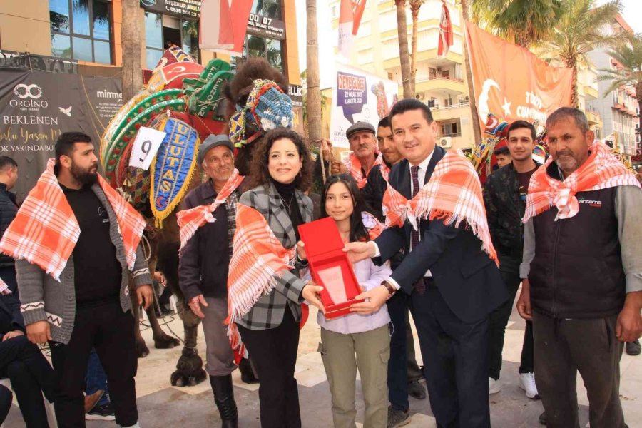 Sel Mağdurları Deve Güreşleri İle Moral Bulmaya Çalışıyor