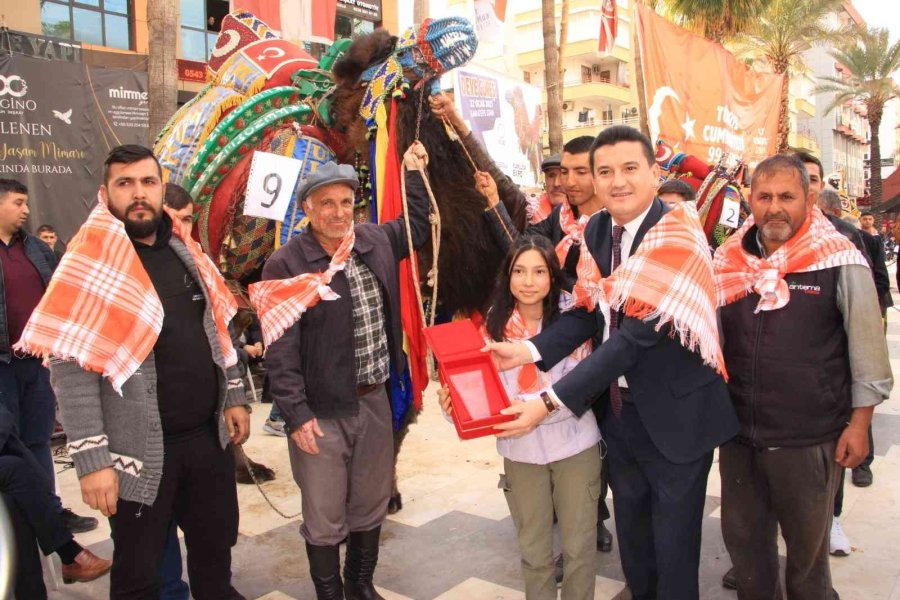 Sel Mağdurları Deve Güreşleri İle Moral Bulmaya Çalışıyor