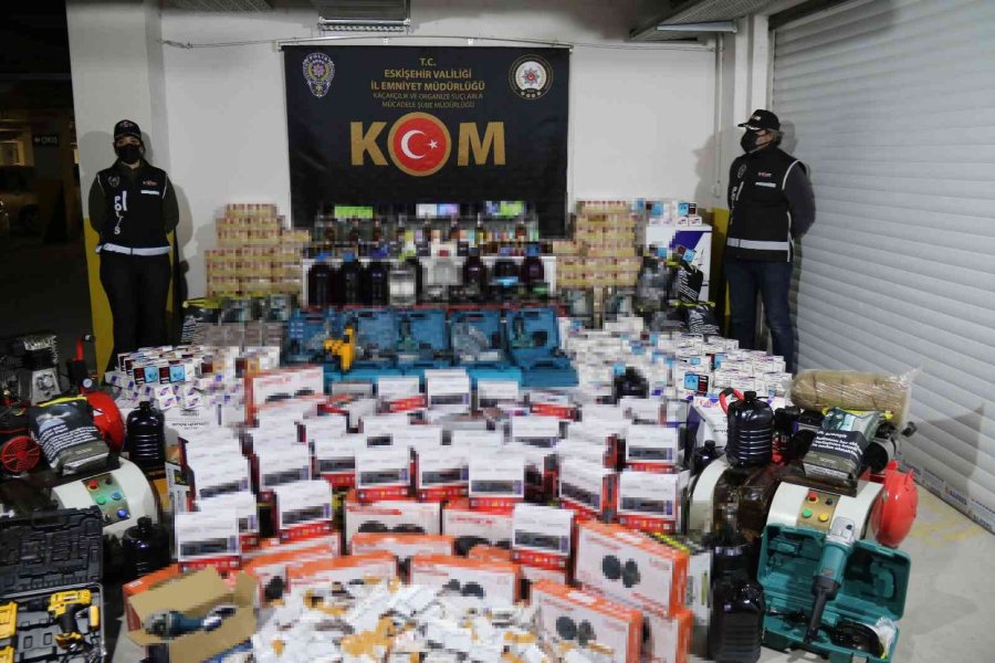 Kaçakçılarla Mücadelede Yüz Binlerce Ürün Ele Geçirildi