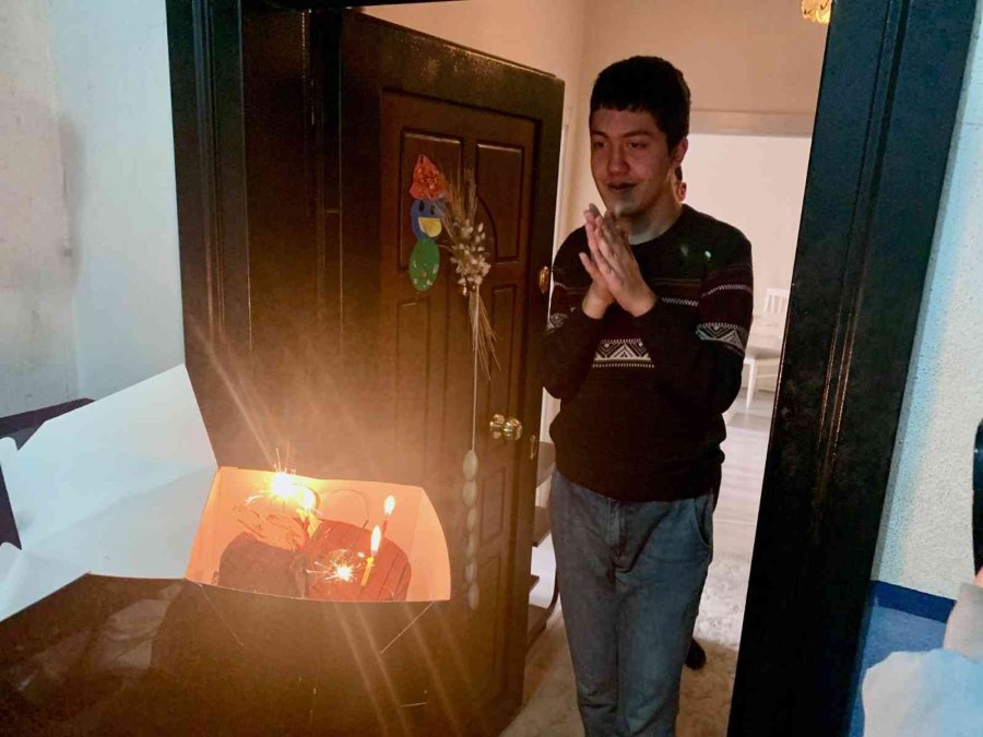 “askıda Pasta” Projesi Başlatan Yardımseverler Yüzlerce Çocuğun İçlerini Isıtıyor