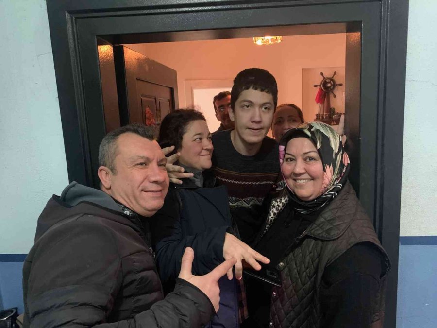 “askıda Pasta” Projesi Başlatan Yardımseverler Yüzlerce Çocuğun İçlerini Isıtıyor