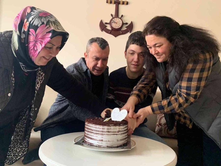 “askıda Pasta” Projesi Başlatan Yardımseverler Yüzlerce Çocuğun İçlerini Isıtıyor